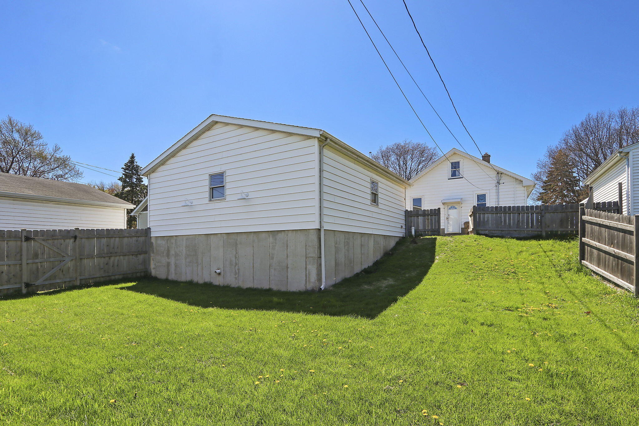 Kenosha, Wisconsin 53144, United States, 2 Bedrooms Bedrooms, ,2 BathroomsBathrooms,Residential,Pending,127111