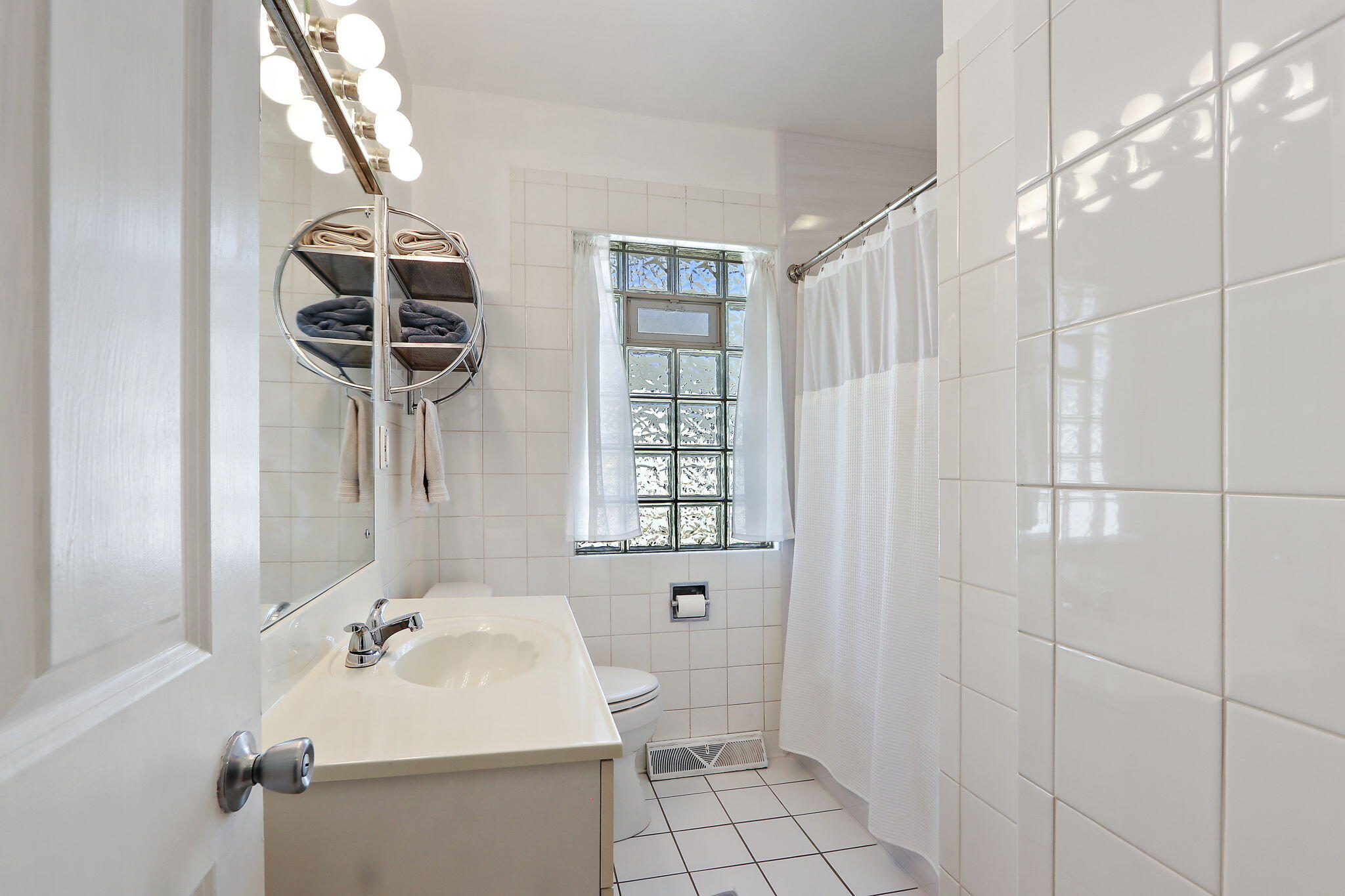 Kenosha, Wisconsin 53144, United States, 2 Bedrooms Bedrooms, ,2 BathroomsBathrooms,Residential,Pending,127111