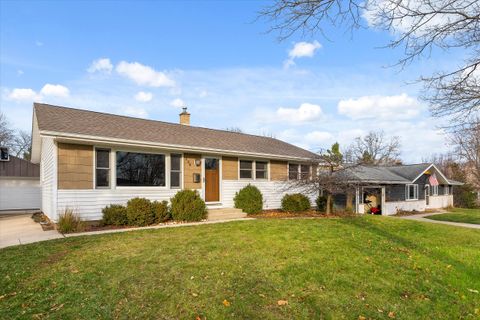 Photo of 264 E James Dr, Port Washington, WI 53074 (MLS # 1900773)