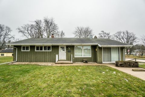 Photo of 325 W Dodge St, Port Washington, WI 53074 (MLS # 1947554)