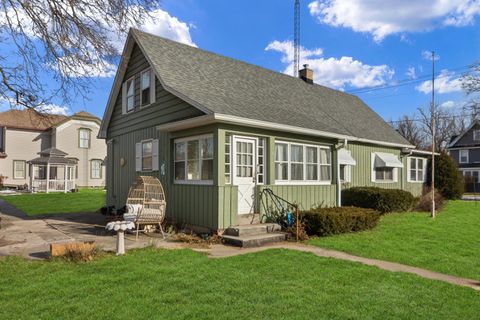 Photo of 1004 Madison St, Lake Geneva, WI 53147 (MLS # 1945763)