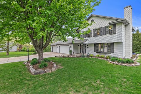 Photo of 8450 S Heritage Ct, Oak Creek, WI 53154 (MLS # 1962353)