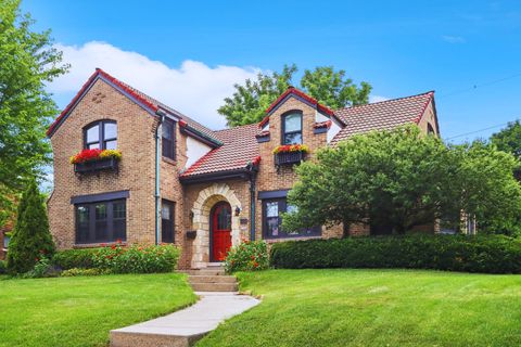 Photo of 6304 Upper Pkwy N, Wauwatosa, WI 53213 (MLS # 1934513)