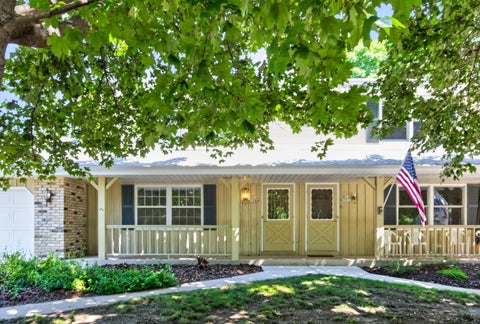 Photo of W71N1044 Hampton Ave, Cedarburg, WI 53012 (MLS # 1977657)