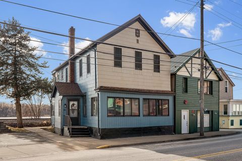 Photo of 39 & 39 1/2 N Shore Dr, Fountain City, WI 54629 (MLS # 1953915)