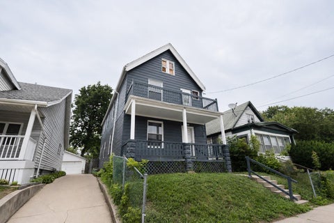 Photo of 1554 W Chambers St, Milwaukee, WI 53206 (MLS # 1975174)
