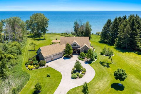 Photo of 5317 S 10th St, Manitowoc, WI 54220 (MLS # 1968760)