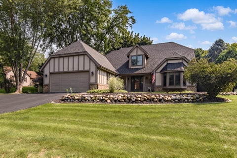 Photo of 643 Cardiff Dr, Hartland, WI 53029 (MLS # 1975978)
