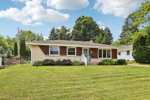 Photo of N84W18355 Seneca Ct, Menomonee Falls, WI 53051 (MLS # 1925802)