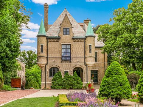 3266 N Lake Dr Milwaukee WI 53211