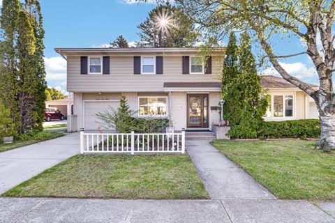 Photo of 2915 S 16th St, Sheboygan, WI 53081 (MLS # 1962964)