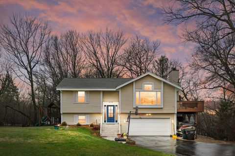 Photo of W299S10917 Valley Ridge Dr, Mukwonago, WI 53149 (MLS # 1955889)