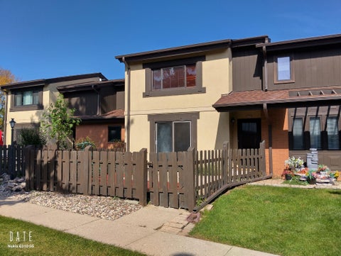 Photo of 5278 Somerset Ln S, Greenfield, WI 53221 (MLS # 1984722)