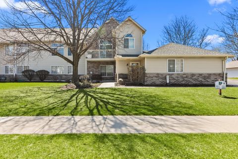 Photo of 4941 W Maple Leaf Cir, Greenfield, WI 53220 (MLS # 1958541)