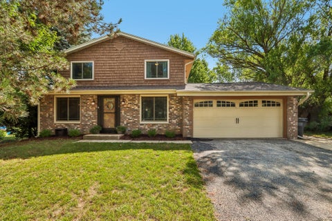 Photo of 114 Gordon Ct, Mukwonago, WI 53149 (MLS # 1974862)