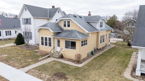 Photo of 151 Edgewood Ln, West Bend, WI 53095 (MLS # 1955557)