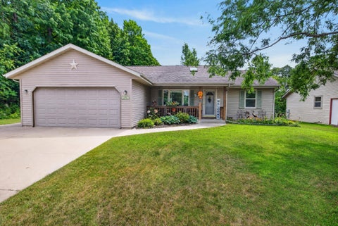 Photo of 513 Polaris St, West Bend, WI 53095 (MLS # 1976977)