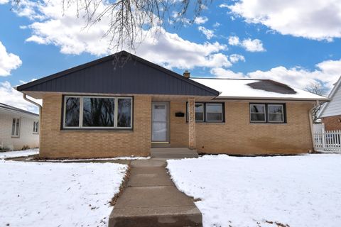 Photo of 1625 W Leroy Ave, Milwaukee, WI 53221 (MLS # 1947665)