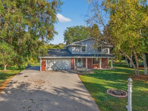 Photo of 10114 N Meadow Ln, Mequon, WI 53092 (MLS # 1937785)