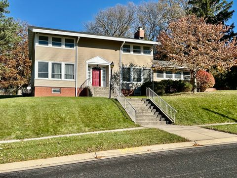 Photo of 1011 Richards Ave, Watertown, WI 53094 (MLS # 1945034)