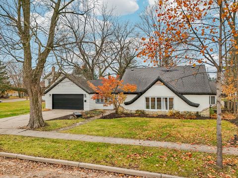Photo of 812 Center St, Lake Geneva, WI 53147 (MLS # 1943522)