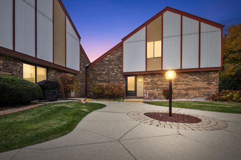 Photo of 3971 W College Ave, Franklin, WI 53221 (MLS # 1942245)