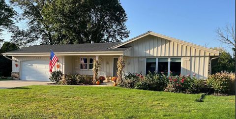 Photo of 7639 S 73rd St, Franklin, WI 53132 (MLS # 1939123)