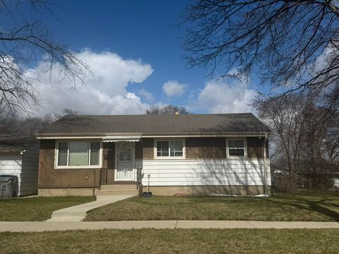 Photo of 8200 W Glen Ave, Milwaukee, WI 53218 (MLS # 1957620)