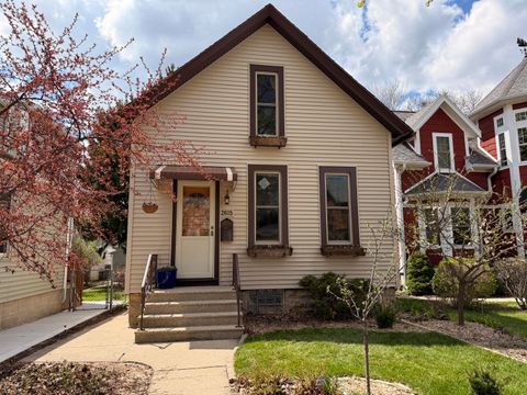 Photo of 2615 S Delaware Ave, Milwaukee, WI 53207 (MLS # 1959649)