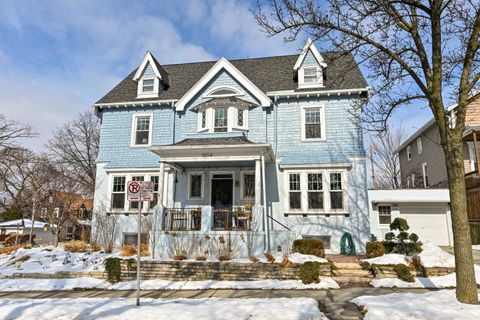 Photo of 1604 E Newport Ave, Milwaukee, WI 53211 (MLS # 1949926)