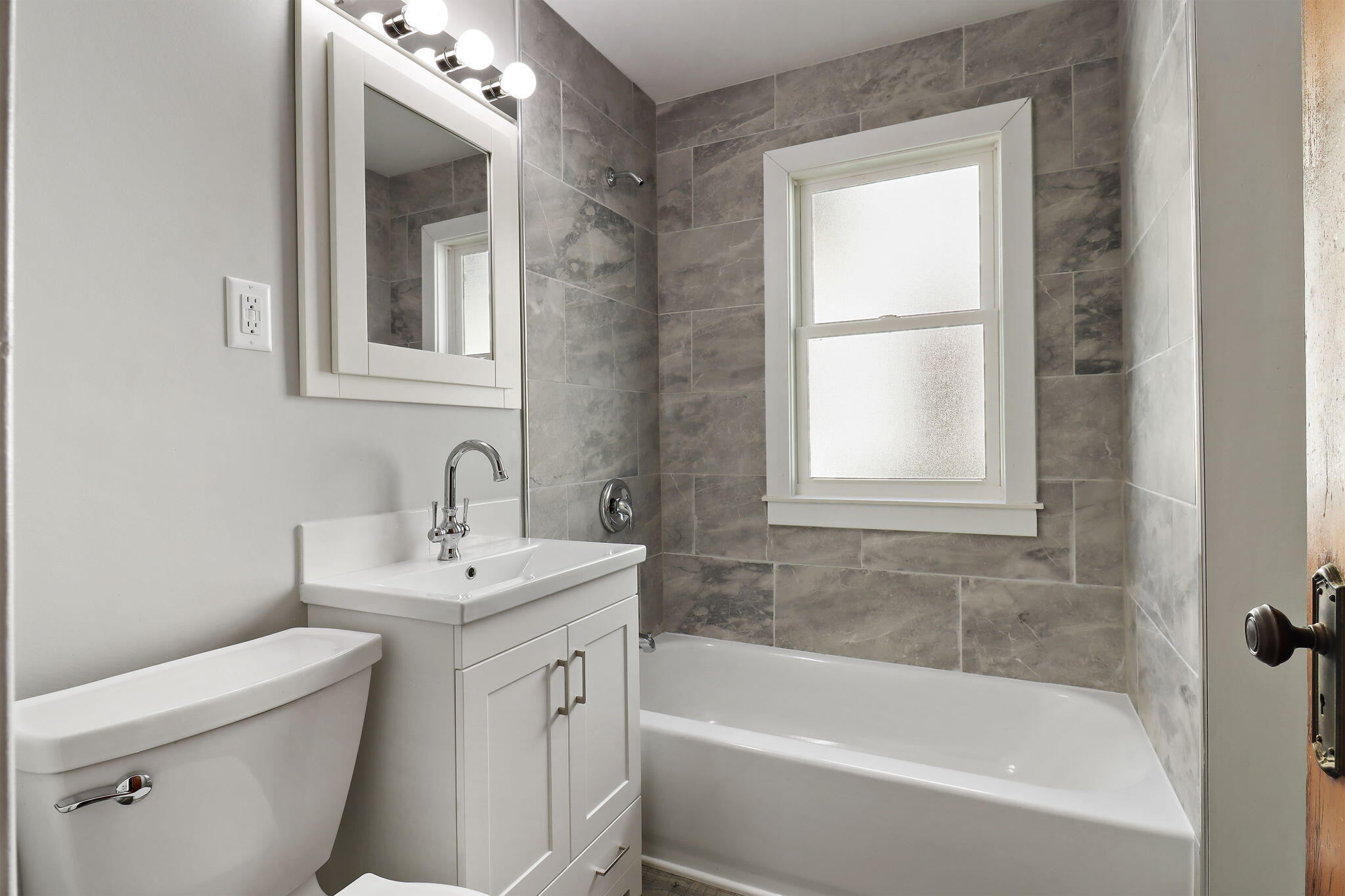 Racine, Wisconsin 53405, United States, 2 Bedrooms Bedrooms, ,1 BathroomBathrooms,Residential,Pending,210946