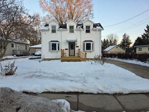 Photo of 814 N Main St, Hartford, WI 53027 (MLS # 1945432)