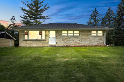 Photo of 725 S Bobolink Dr, Brookfield, WI 53005 (MLS # 1922256)