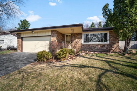 Photo of 1230 Fox Point Dr, Waukesha, WI 53189 (MLS # 1955809)