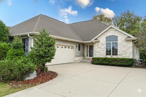 Photo of 16607 W Sumerland Ct, New Berlin, WI 53151 (MLS # 1939440)
