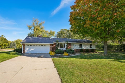Photo of N68W13762 Bay Ridge Ct, Menomonee Falls, WI 53051 (MLS # 1985604)