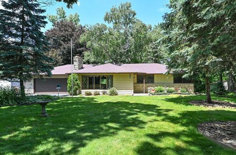 Photo of 3830 W Southland Dr, Franklin, WI 53132 (MLS # 1925333)
