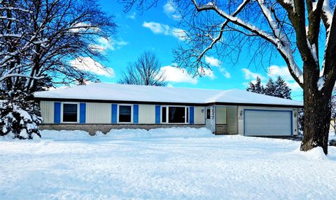 Photo of W154N10077 Moonlite Dr, Germantown, WI 53022 (MLS # 1945186)