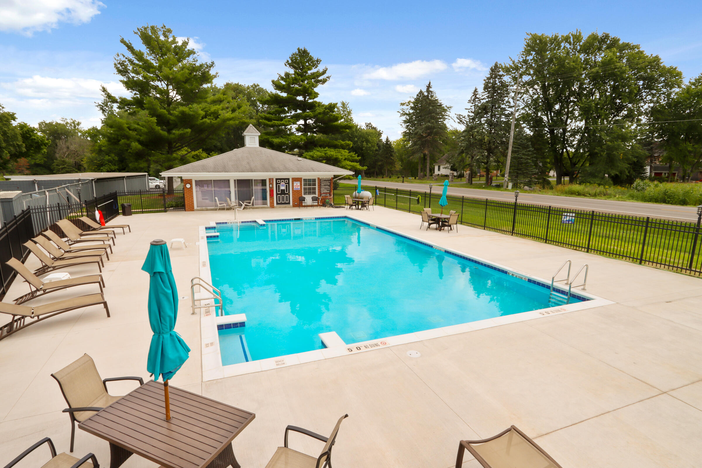 Fontana, Wisconsin 53125, United States, 2 Bedrooms Bedrooms, ,2 BathroomsBathrooms,Residential,Active,177507