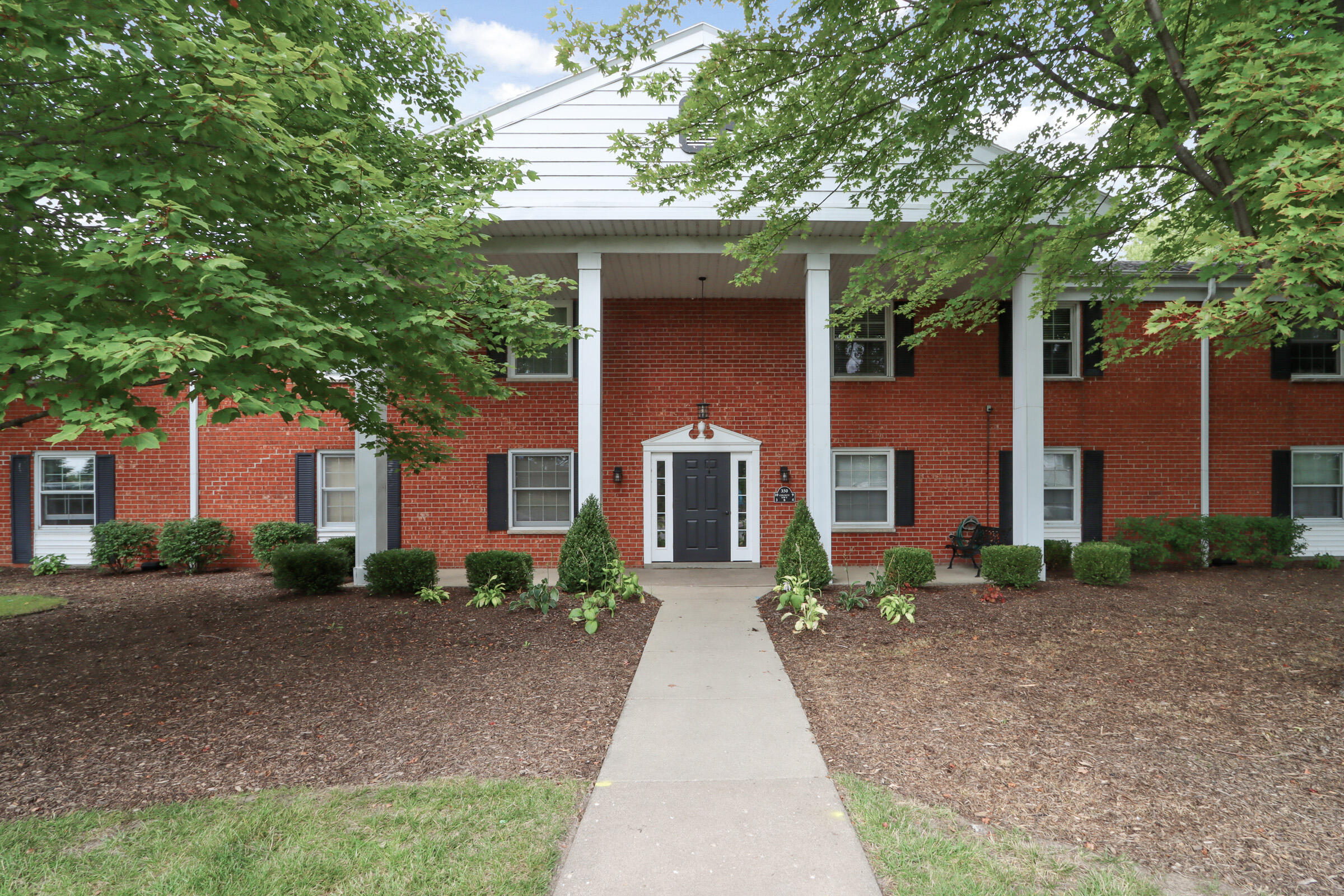 Fontana, Wisconsin 53125, United States, 2 Bedrooms Bedrooms, ,2 BathroomsBathrooms,Residential,Active,177507