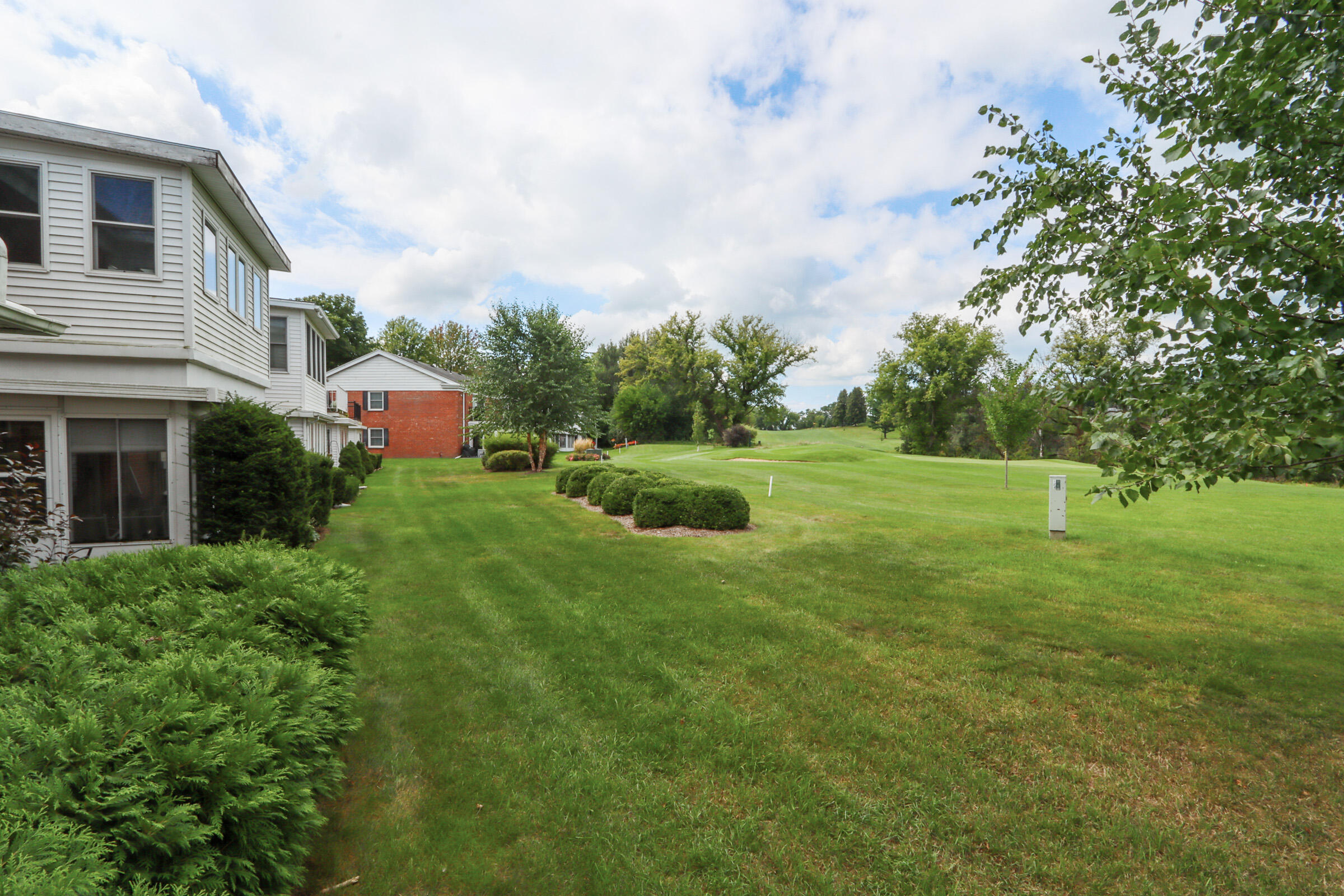 Fontana, Wisconsin 53125, United States, 2 Bedrooms Bedrooms, ,2 BathroomsBathrooms,Residential,Active,177507