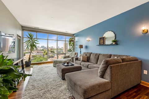 Photo of 1550 E Royall Pl, Milwaukee, WI 53202 (MLS # 1974025)