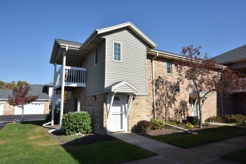 Photo of 435 W Aspen Dr, Oak Creek, WI 53154 (MLS # 1981250)