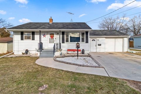 Photo of 717 Buchholz St, Two Rivers, WI 54241 (MLS # 1956624)