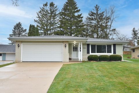 Photo of 316 Parkway Dr, South Milwaukee, WI 53172 (MLS # 1943348)