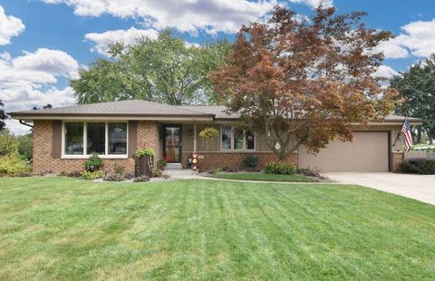 Photo of 7920 S Mission Dr, Franklin, WI 53132 (MLS # 1935829)
