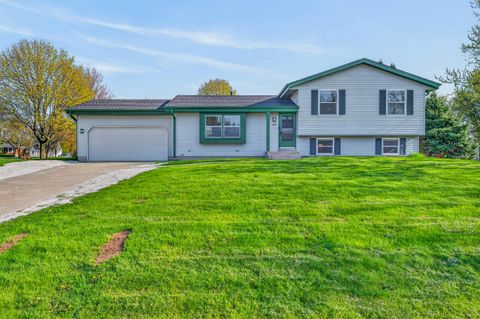 Photo of 2840 W Southland Dr, Franklin, WI 53132 (MLS # 1959338)