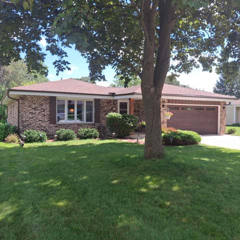Photo of 548 Oakwood Dr, Hartland, WI 53029 (MLS # 1977204)