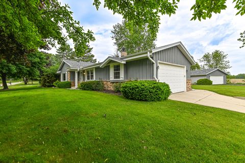 Photo of 7806 W Bur Oak Dr, Franklin, WI 53132 (MLS # 1921727)