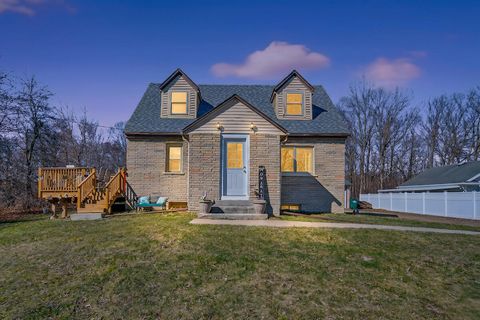 Photo of 2024 W Grays Ln, Oak Creek, WI 53154 (MLS # 1954976)
